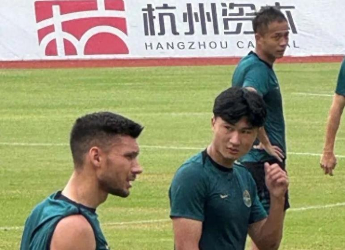 国足0-1印尼出局当晚，20岁比利时华裔前锋郑家骋试训浙江队