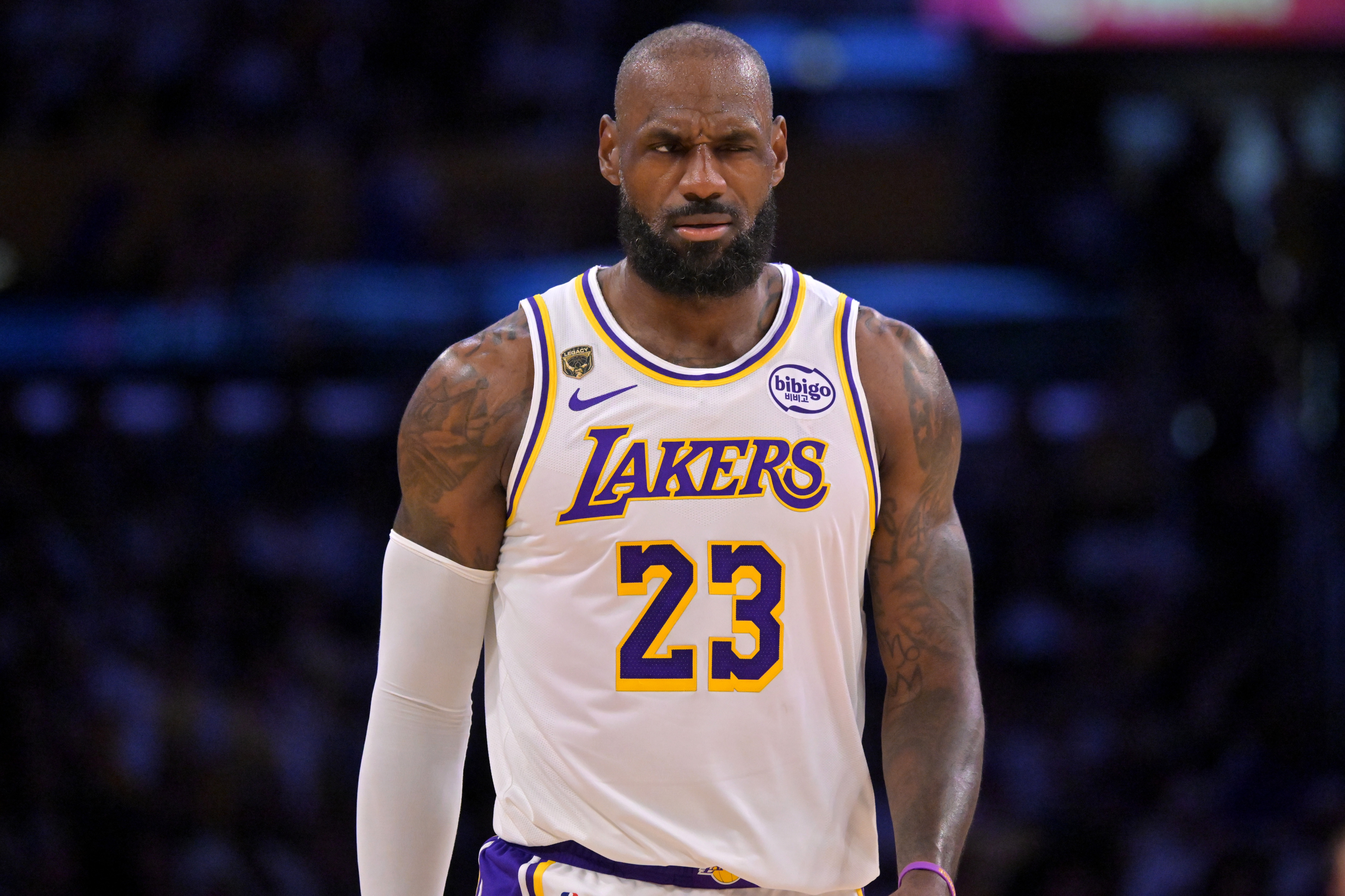 ESPN曝詹姆斯团队不满湖人：得东契奇后疑遭排挤，纪念球风波成导火索