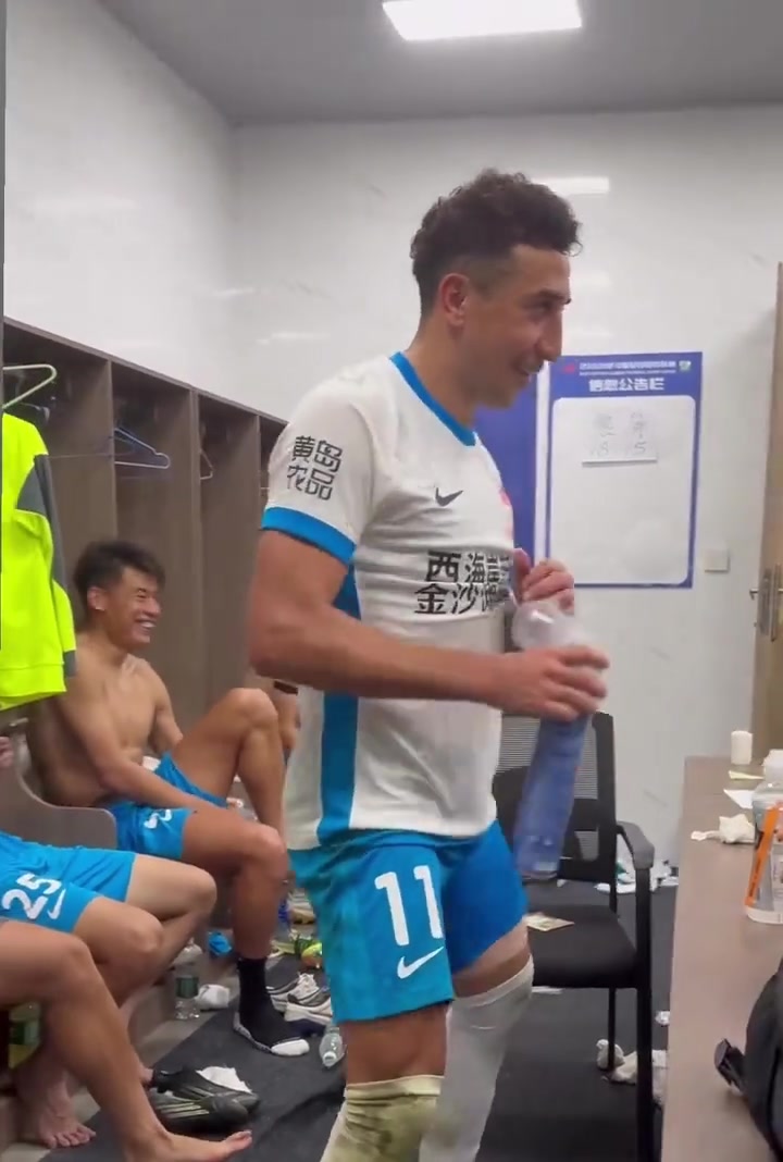 客场3-2逆转玉昆，青岛西海岸三外援赛后吸氧庆祝