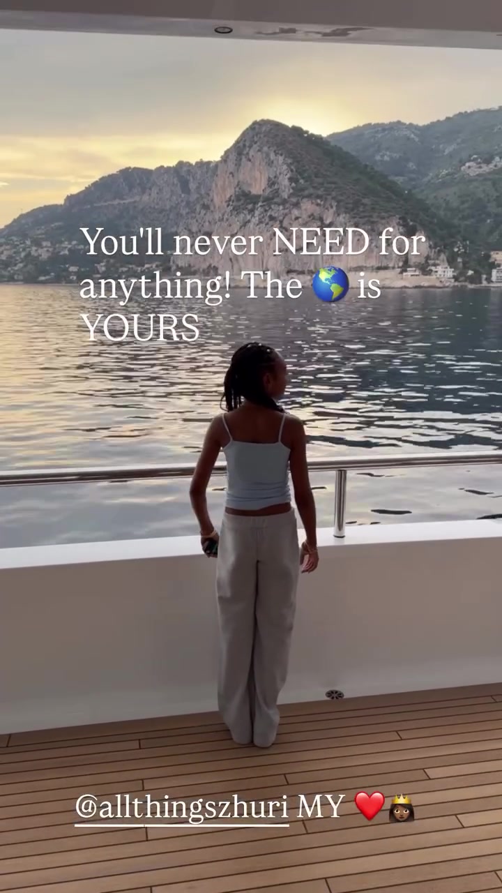 詹姆斯Instagram晒女儿游艇观海:配文‘全世界都是你的’