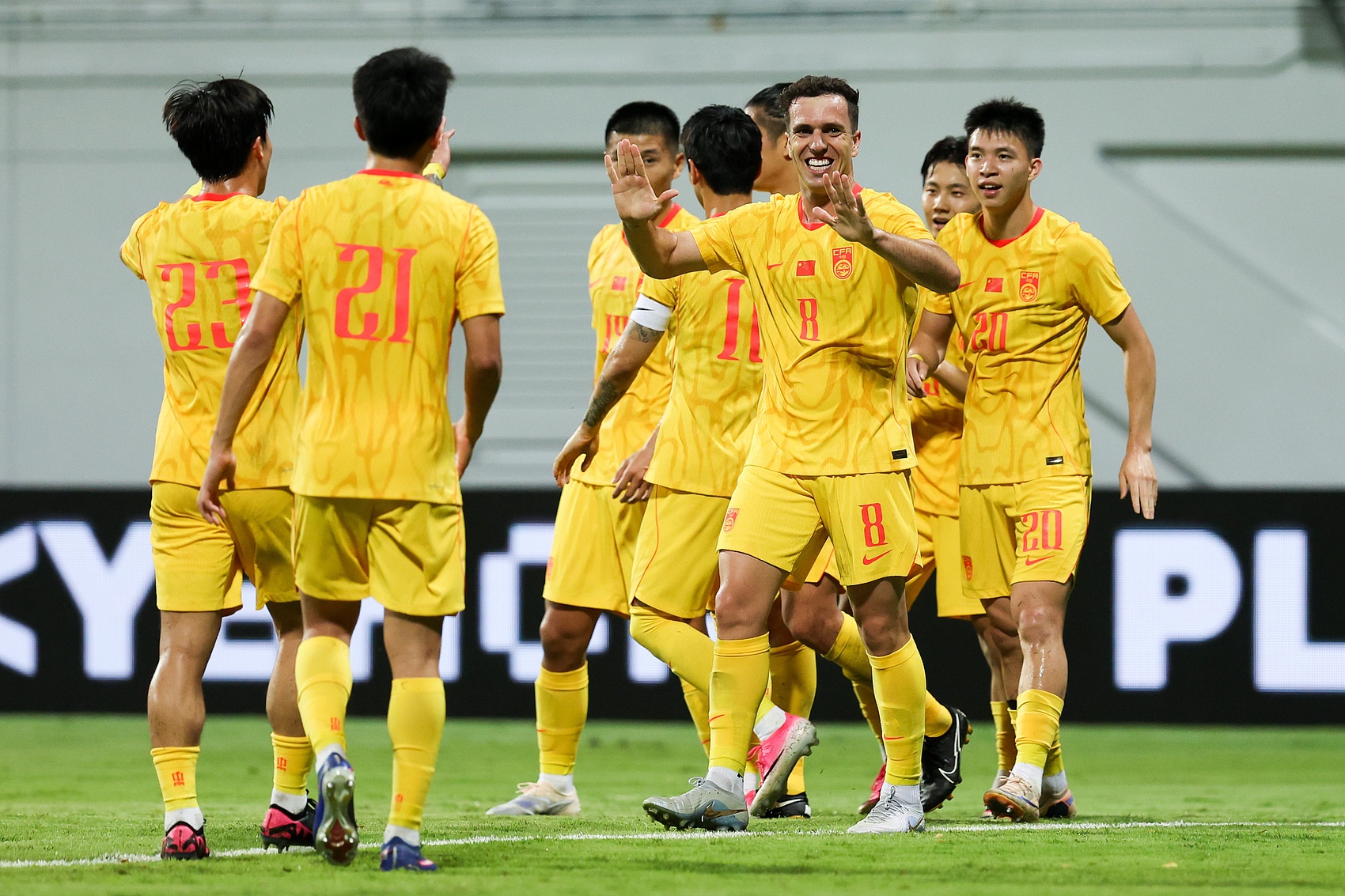 国足2-1新加坡下半场换10人 磨合问题暴露