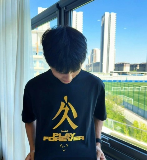 向余望晒照致敬C罗：13场1球仍以“SIU”为进阶动力